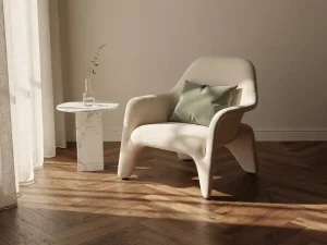 Sculpturele Italiaanse designfauteuil naast marmeren bijzettafel met vaas, warm middaglicht door linnen gordijnen op visgraateikenhouten vloer.