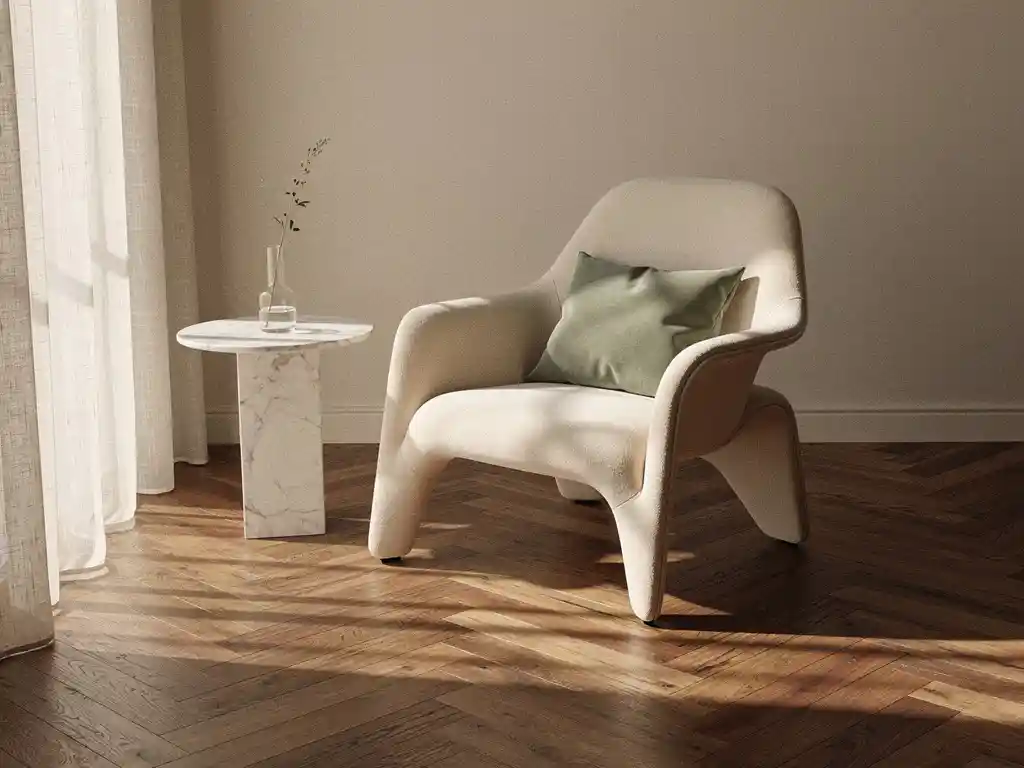 Sculpturele Italiaanse designfauteuil naast marmeren bijzettafel met vaas, warm middaglicht door linnen gordijnen op visgraateikenhouten vloer.