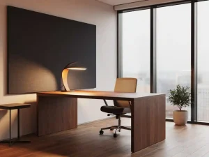 Stille focusruimte met eiken bureau bij groot raam, akoestisch paneel in linnen en houtskool, warme natuurlijke belichting.